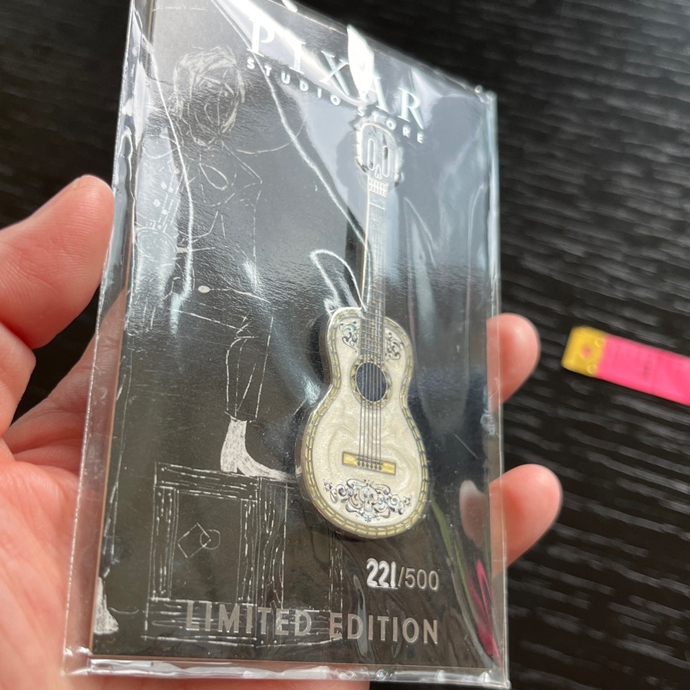 Disney Pixar Studio Store Coco Pin-Ernesto De La Cruz Pearl Guitar LE( MSC-75.2) - Picture 4 of 12